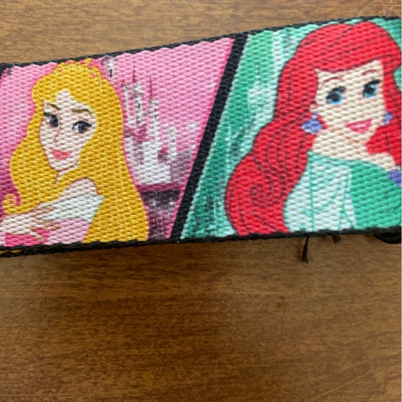 Adorable, seatbelt buckle belt   featuring the Disney princesses - Picture 2 of 6